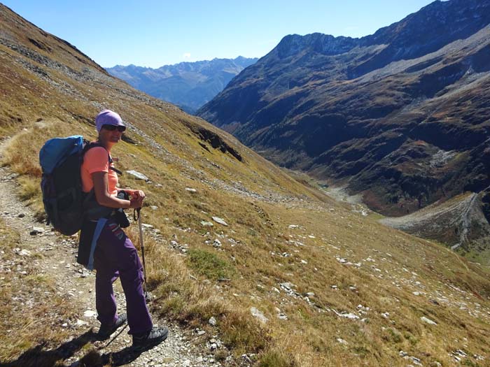 beim Abstieg nach St. Jakob in Defereggen kann man von der Hütte entweder gleich runter ins Trojeralmtal oder auf dem Rudolf-Kauschka-Höhenweg - ... beim Abstieg nach St. Jakob in Defereggen kann man von der Hütte entweder gleich runter ins Trojeralmtal oder auf dem Rudolf-Kauschka-Höhenweg - ...