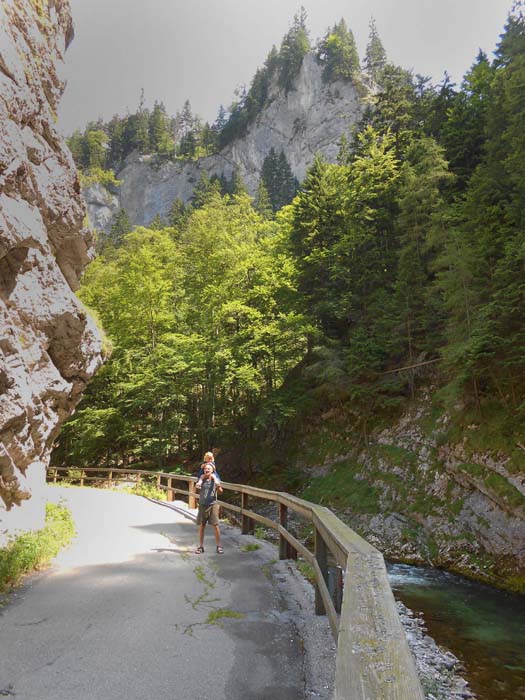 die alte Trasse in die enge Felsschlucht darf nur mehr von Wanderern und Radfahrern benutzt werden
