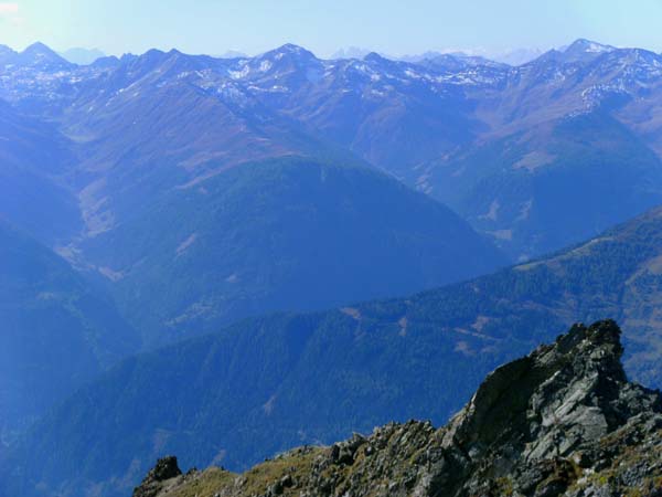 SW - das beginnende Defereggental mit den Villgratner Bergen und den Sextener Dolomiten ganz im Hintergrund