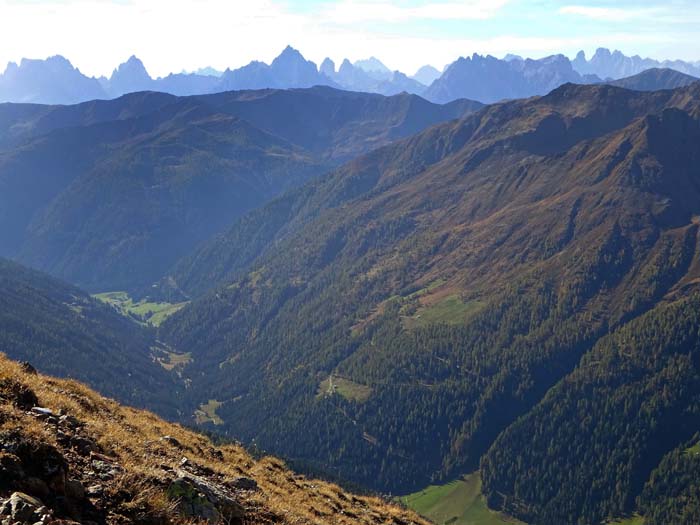 Wangeslenke gegen Süden: Unterstaller Alm, das kleine Becken von Innervillgraten und die Sextener Dolomiten