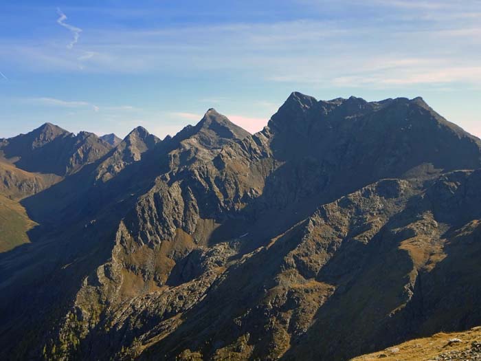 das Gipfelpanorama starten wir im Südosten: der Gratverlauf Degenhorn - Rote Spitze, wildeste Etappe der Gesamtüberschreitung des Villgratner Hauptkamms
