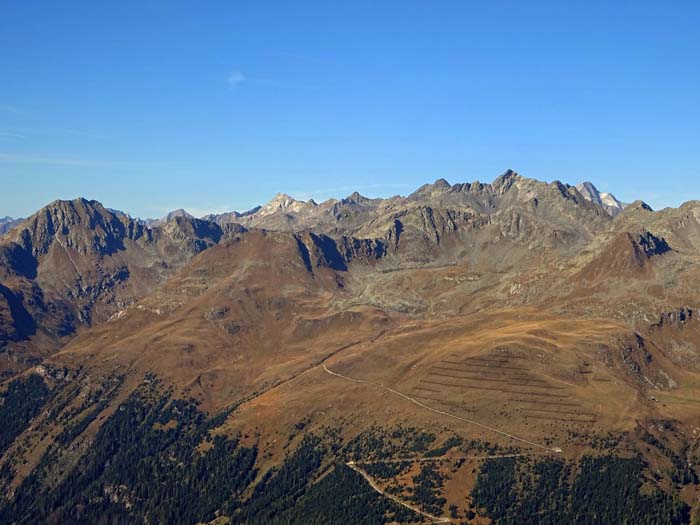 auf den geheimnisvollen Panargenkamm führen nur zwei markierte Gipfelanstiege: auf die Seespitze (Mitte rechts unterhalb der höheren Alplesspitze) ...