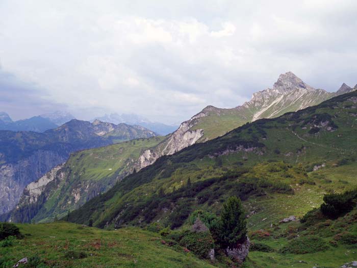 die Hütte ist Ausgangspunkt für zahlreiche Gipfel und Überschreitungen, wie etwa dem Roggelskopf im WSW