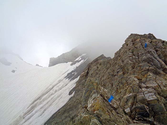 der Nordgrat ist weiterhin gut markiert, etliche leichte Kletterstellen im ersten Schwierigkeitsgrad