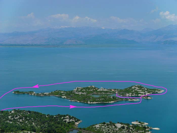 Montenegro - ein Land der unbegrenzten Möglichkeiten; vormittags Schitour, nachmittags am längsten Sandstrand der östlichen Adria. Direkt benachbart unsere Bootstour am Skadarsee und die Besteigung der Rumija