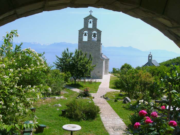 ... führt ein schmaler Weg zum Kloster Beška mit seinen beiden legendären Kirchen