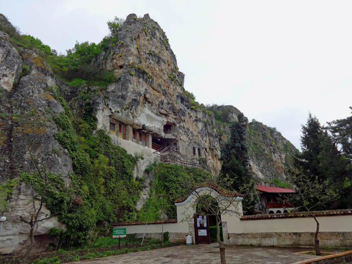 das aus dem 12. Jh. stammende Höhlenkloster wird seit 1937 wieder als solches genutzt