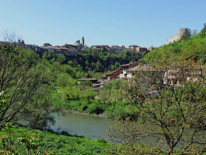 die bezaubernde Altstadt von Veliko Tarnovo über den Windungen des Flusses Yantra