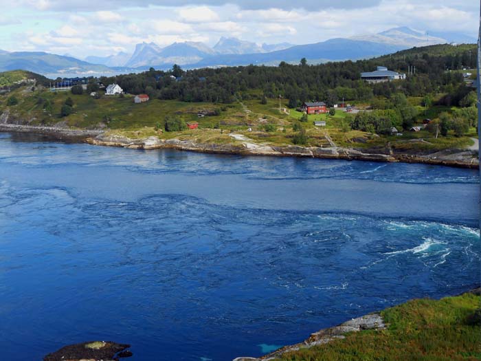 unweit von Bodø, der Hauptstadt der Provinz Nordland, werden im Saltstraum, dem größten Gezeitenstrom der Erde, täglich viermal bis zu 400 Millionen Liter Wasser durch den 150 m breiten Sund zwischen Saltfjord und Skjerstadfjord gepresst