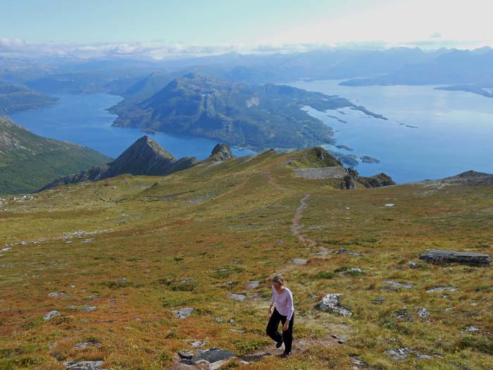der Blick auf die Fjorde wird immer umfassender; links Morsdalsfjord, rechts Sørfjord, an dem wir unsere Reise in den Süden fortsetzen werden