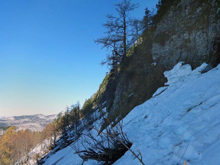 links der höchsten Schneezunge der Einstieg zum Klettersteig durch die bewachsene, aber sehr steile Westflanke