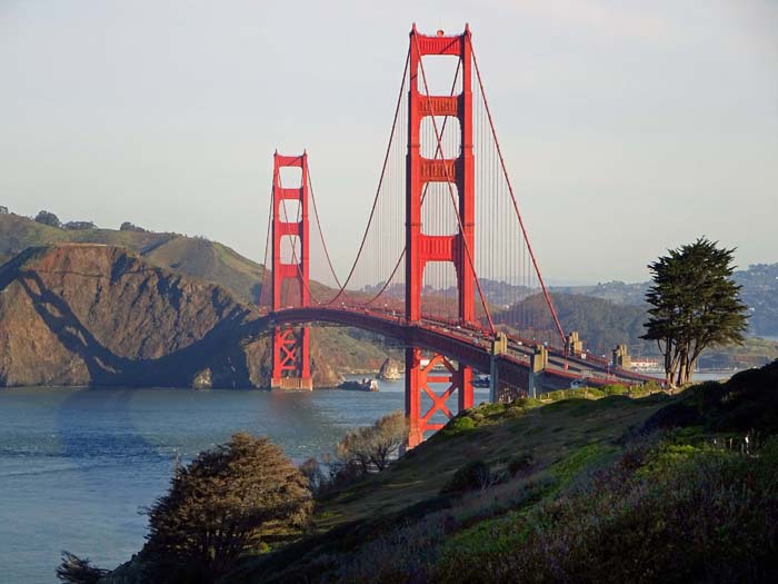 die Golden Gate Bridge - neben der Freiheitsstatue in New York vielleicht das berühmteste Symbol für die USA - erlöste San Francisco in den späten 30er-Jahren aus einer Art Dornröschenschlaf; seitdem hat die Stadt einen enormen kulturellen, wirtschaftlichen und touristischen Aufschwung genommen