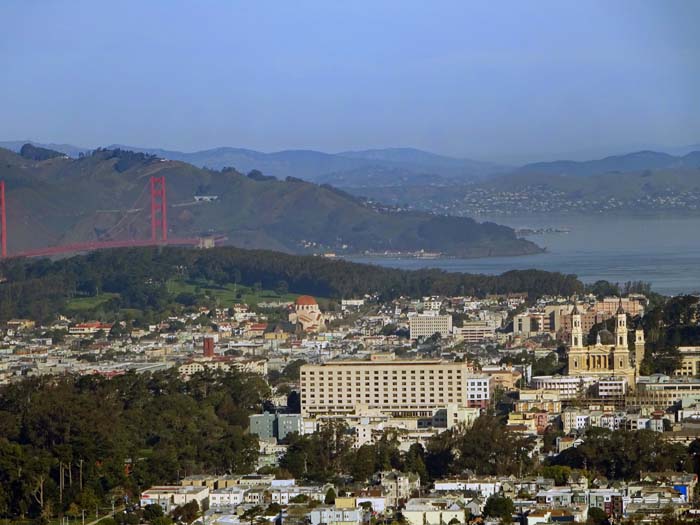 Rundblick vom Gipfel im Uhrzeigersinn: von der Golden Gate Bridge im Nordwesten ...