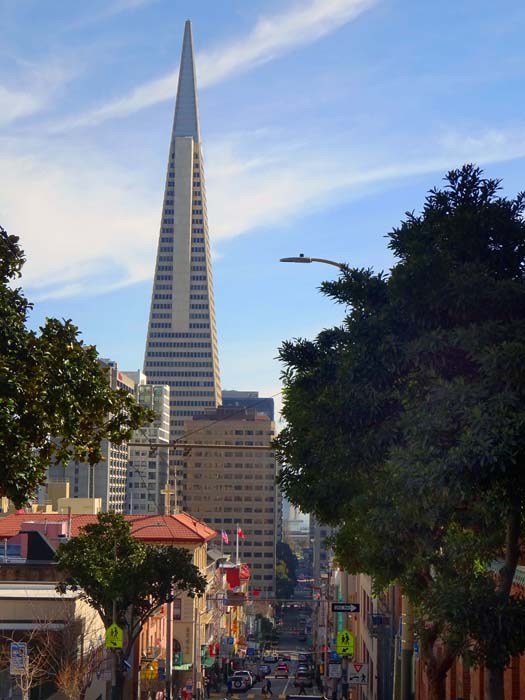 ein weiteres Wahrzeichen von San Francisco ist die Transamerica Pyramid, mit 260 m Höhe bis 2018 das höchste Gebäude der Stadt; die beiden aufgesetzten Bauelemente (im Bild der „Ostflügel“ in der Draufsicht) sollen den Wolkenkratzer gegen Erdbeben stabilisieren