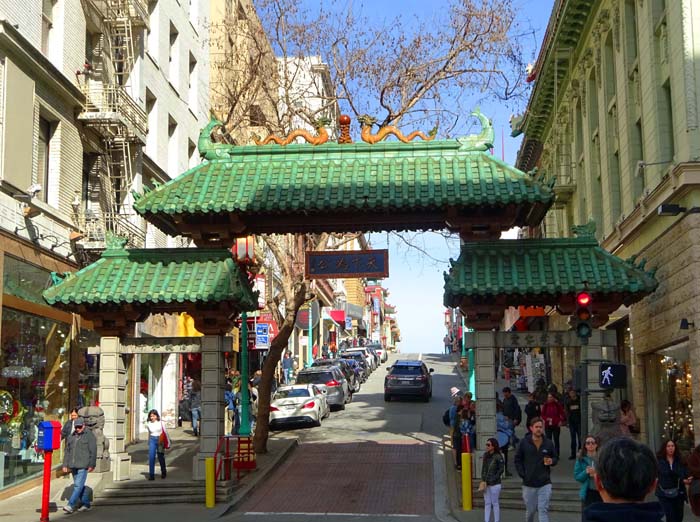 das Drachentor ist der Zugang zur Chinatown, in welcher hauptsächlich Kantonesisch und Mandarin gesprochen wird