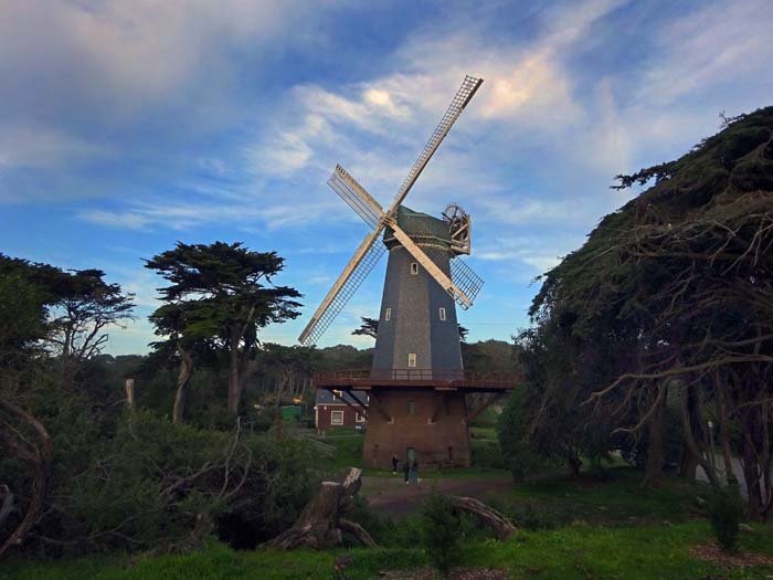 ... den wir von West nach Ost durchwandern wollen; eine holländische Windmühle mit Tulpengarten im südwestlichen Eck des Parks