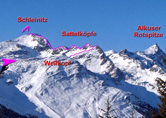 der zentrale Teil unserer Unternehmung - der Schleinitz Klettersteig über die Sattelköpfe, hier von OSO (Roaneralm unterm Strasskopf) im Winterkleid; 2015 ließ der Schnee allerdings auf sich warten