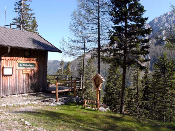 die hübsch gelegene Bürklehütte (benannt nach dem Gründer der Bergrettung Puchberg) wurde 1958 erbaut