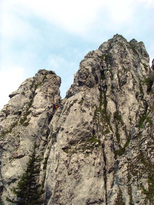 vom Wanderweg aus kann man oft Kletterer auf dieser beliebten Route beobachten, hier ein Paar in der Scharte zwischen 1. und 2. Gratturm