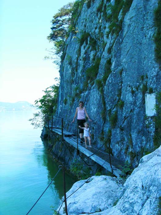 Ulli und Ronja am Miesweg, der wenige Meter über dem Seespiegel die SW-Wand des Traunstein quert