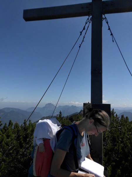 mit dem Gipfel der Hohen Schrott ist der höchste Punkt der Überschreitung erreicht; Ronja schläft unter einer Stoffwindel - ein effektiver Sonnenschutz