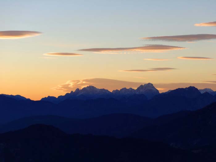vor Sonnenaufgang auf der Emberger Alm; Blick auf Wischberg- und Montaschgruppe der Julischen Alpen im SO