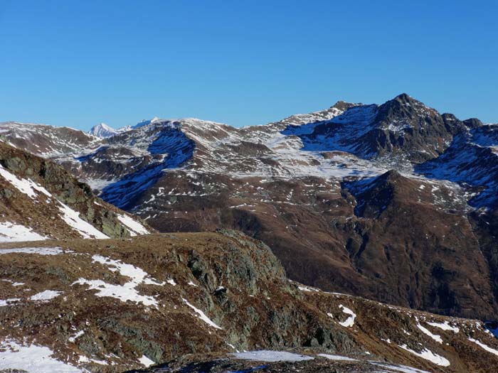 im NO die Kreuzeck-Hauptkamm-Gipfel von Annaruhe und Stawipfel, links hinten lugen Säuleck und Hochalmspitze hervor