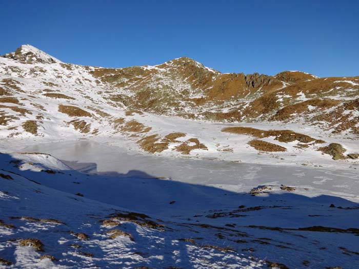 gleich nördlich unterhalb des Gipfels die gefrorenen Zwei Seen mit dem Grubachkogel und der Grafischen Tristen links hinten