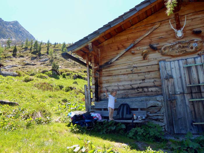 gleich daneben die neue Hütte der Krimmler Alpenvereinsjugend, ...