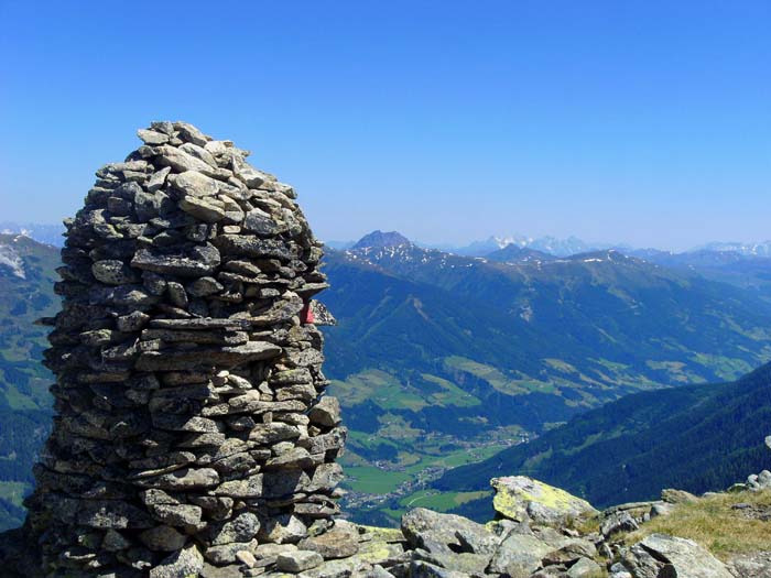 hinter dem Gipfelsteinmann im NO die Kitzbüheler Alpen mit dem Großen Rettenstein