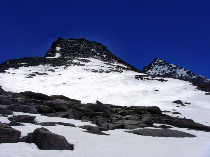 Blick vom hochflächenartigen Kamm nach S auf die blockige Gipfelflanke der Seekarspitze