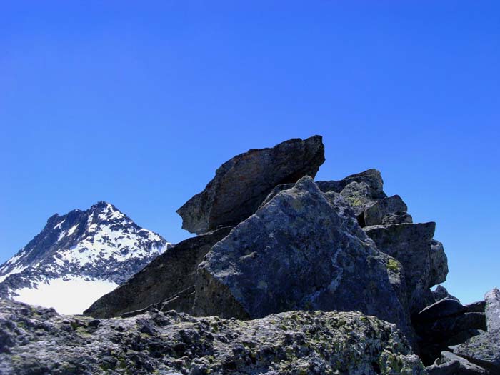 hinter dem Gipfelblock versteckt sich die Wildkarspitze, ...