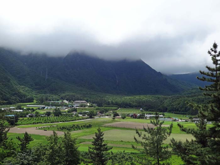 vom kleinen Küstendorf Cheonbu führt ein schmales Sträßchen die Nordflanke des Vulkans hinauf und in den Krater hinab - das Naribecken ist heute die einzige ebene Fläche der Insel und wird für die Landwirtschaft genutzt