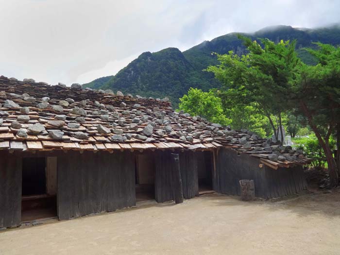 traditionelles, steingedecktes Haus im Narikrater