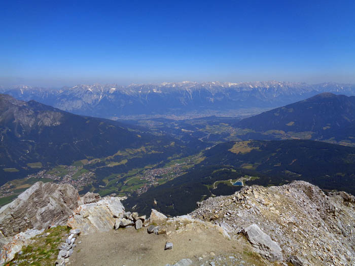 Gipfelblick gegen Norden auf Innsbruck und das Karwendel