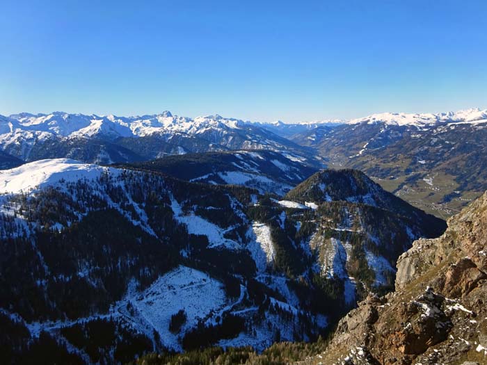 der Ausblick umfassend: von Dorfberg und Drautal bis weit in die Dolomiten