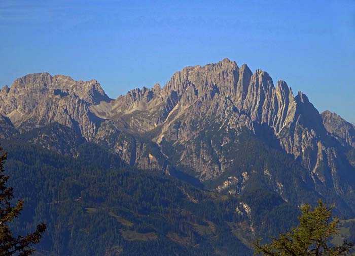 Blick vom Ederplan ins Hallebachtal; links Kreuzkofel, rechts der Spitzkofel mit seinem extravaganten Nordgrat