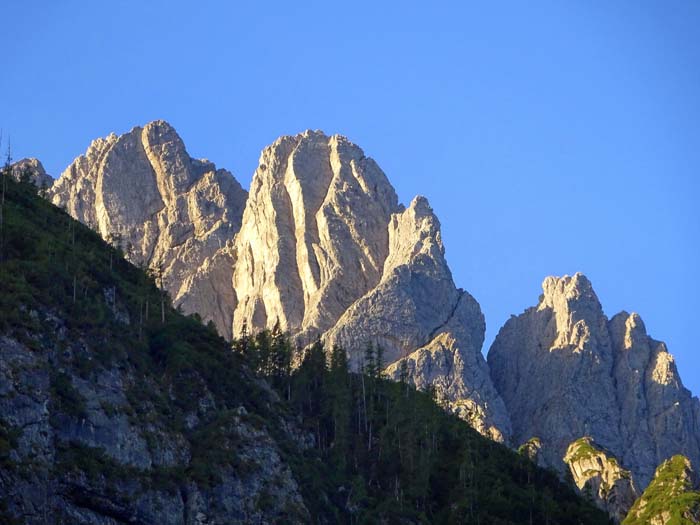 zeitiger Aufbruch vom Klammbrückl; verführerisch beleuchtet die drei untersten Türme des gewaltigen Spitzkofel-Nordgrats: Bischofsmütze, 2431 m, Grauer Turm, 2514 m und Oberwalderturm, 2612 m