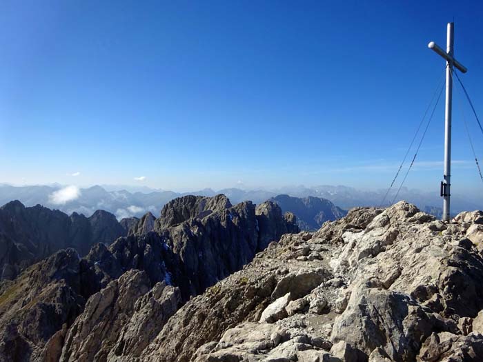 ... und das Gipfelkreuz mit dem Blick weit hinein in die Südtiroler Dolomiten