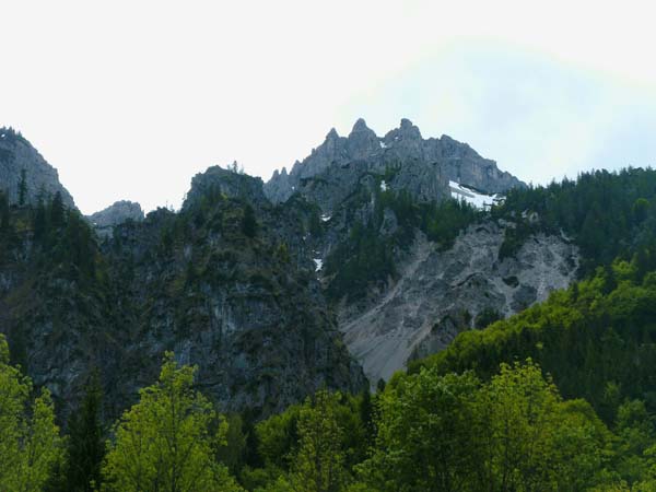 der Dolomitensteig quert das abenteuerliche Gelände in etwa an der Baumgrenze; Aufblick von der Baumschlagerreith