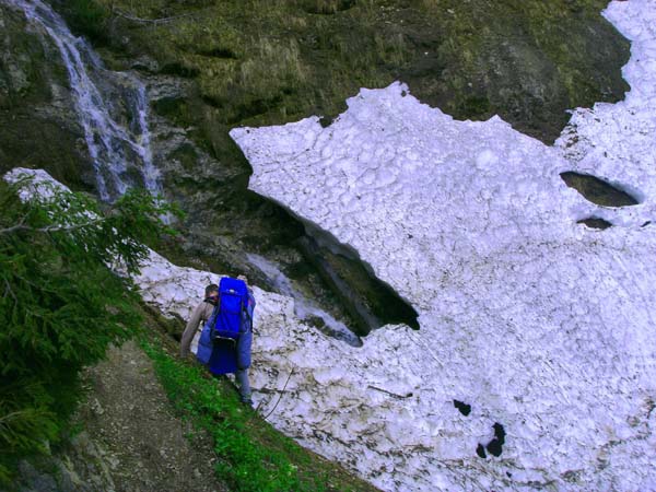 im späten Frühjahr ist in den schneeerfüllten Steilrinnen hochalpine Erfahrung und eventuell die Verwendung von Steigeisen geraten