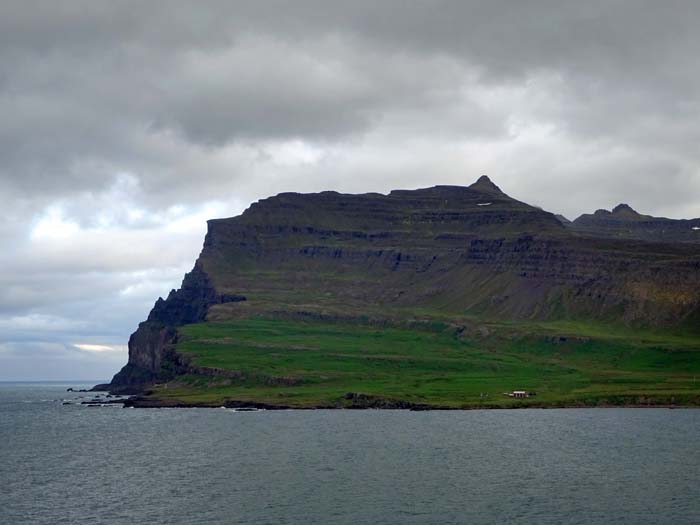 der erste Anblick Islands für Leute, die mit der einzigen Fähre auf die Insel wollen: die Einfahrt in den Fjord von Seyðisfjörður im äußersten Osten                        