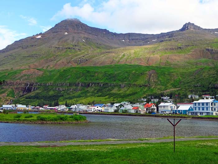 der Ort Seyðisfjörður selbst besitzt einen der besten Naturhäfen ganz Islands; links der Innere Strandartindur, hinter dem sich unser Gipfel verbirgt                         