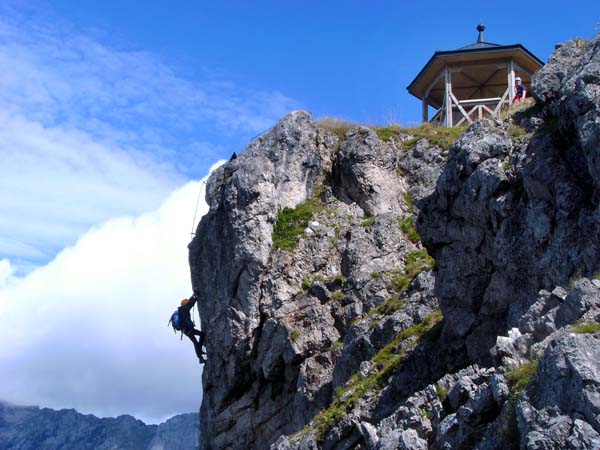 Ulli in der extremen Ausstiegsvariante (E) des Oberen Stripsenkopf Klettersteiges, ...