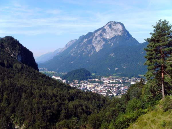 Blick aus dem vordersten Kaisertal auf Kufstein und Pendling; links unten verbirgt sich die Klamm mit der Tischoferhöhle