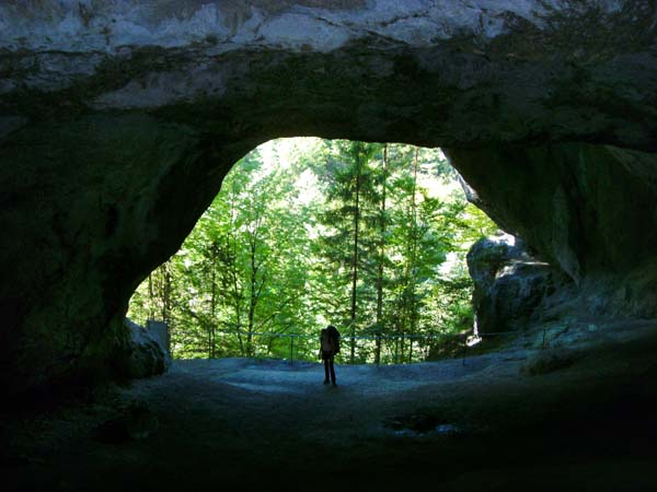 die Höhle war bereits vor mindestens 30.000 Jahren bewohnt, bei Grabungen wurden die Überreste zahlreicher Höhlenbären gefunden