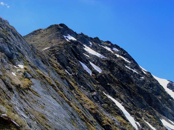 über steile Schrofen entlang einer glatten Plattenzone ist der Stubenkogel NO-Grat bald erreicht; von der kleinen Schulter links oben knapp unter der Gipfelschneide ...