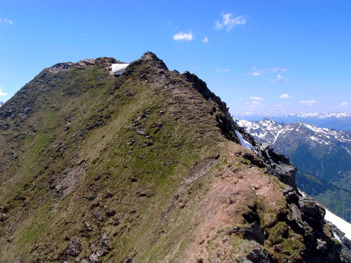 ein flacher Gipfelgrat führt über insgesamt vier Zacken hinüber zum Hauptgipfel