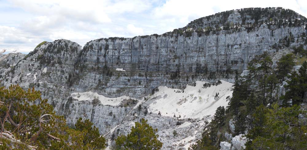 auf der Hinterseite des Berges überrascht einer der Höhepunkte der Dinariden mit stark alpinen Akzenten: das Subra-Amphitheater