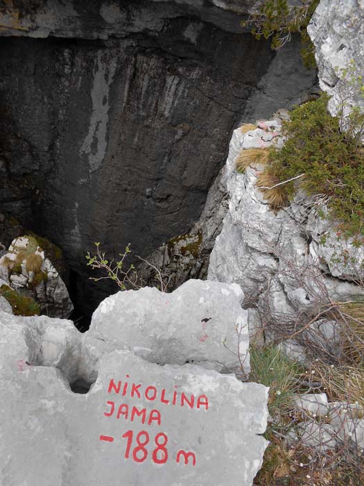 an der Pforte zur Unterwelt: die Nikolina Höhle ist der bislang tiefste Schacht am Orjen